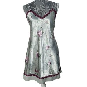 Gilligan & O'Malley Size‎ Medium green floral chemise with purple/plum lace trim